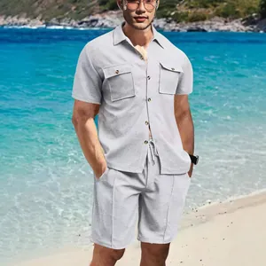 Detailansicht von grauem Waffel-Struktur Hemd und Shorts Set für Herren am Strand