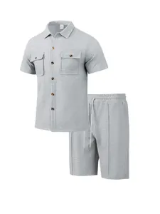Detaillierte Ansicht des grauen Waffelstrick-Sets für Herren mit Hemd und Shorts.