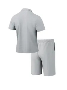 Rückansicht eines grauen Waffelstrick-Sets aus Kurzarm-Polo und Shorts für Herren