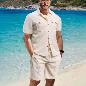 Nahaufnahme der beige Waffelstrick-Textur bei einem sommerlichen Herren-Zweiteiler-Set