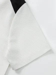 Close-up van de ademende wafelstof en mouwdetails van de casual set voor heren
