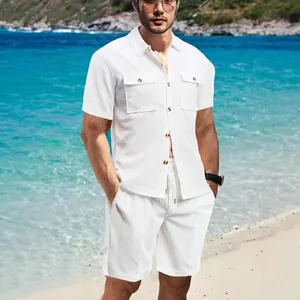 Stilvolles weißes Waffelstrick-Sommerset für Herren mit Kurzarm-Arbeitshemd und Shorts