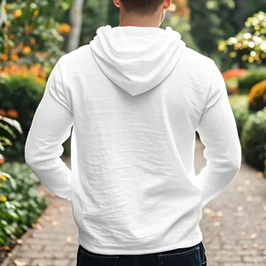 Rückansicht eines leichten Herren-Kapuzenpullovers aus weißem Leinen im Freien im Garten