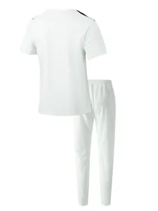 Vue arrière d'un ensemble décontracté blanc en maille gaufrée pour hommes avec t-shirt et pantalon