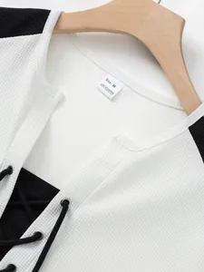 Vue détaillée du t-shirt gaufré pour hommes avec col à lacets et blocs de couleurs
