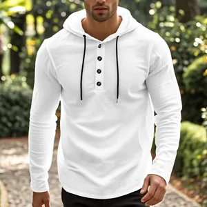 Detail eines weißen Herren-Kapuzenshirts aus Leinen mit Knöpfen und Kordelzügen