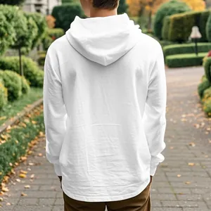 Rückansicht eines weißen Herren-Kapuzenshirts aus Leinenmischung in einer Parkumgebung