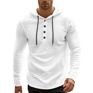 Detailansicht eines weißen Leinen-Herren-Hoodies mit Knopfleiste und schwarzen Kordeln