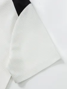 Gros plan sur la manche en maille gaufrée blanche avec accent noir pour ensemble homme