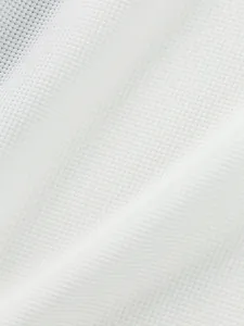 Gros plan sur la texture du tissu en maille gaufrée blanche pour vêtements d'homme