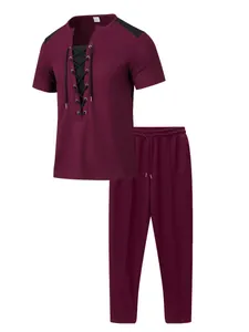 Détail du tissu gaufré et du col à lacets sur l'ensemble décontracté bordeaux homme