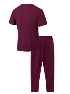 Vue arrière d'un ensemble t-shirt et pantalon en tricot gaufré bordeaux pour homme