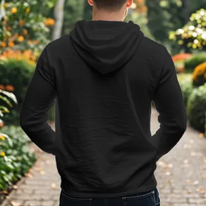 Rückansicht eines locker sitzenden schwarzen Herren-Leinen-Kapuzenshirts im Freien