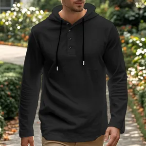 Detail eines schwarzen Herren-Leinen-Hoodies mit Henley-Knöpfen und langen Ärmeln.