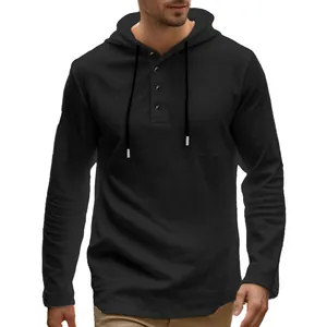 Lässiges schwarzes Herren Langarm-Henley-T-Shirt aus Leinen mit Kapuze und Knöpfen.