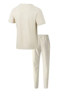 Vue arrière d'un ensemble beige en maille gaufrée pour homme avec t-shirt et pantalon
