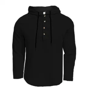 Makroansicht des geknöpften Henley-Ausschnitts am schwarzen Leinen-Kapuzenshirt für Herren