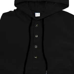 Nahaufnahme eines schwarzen Baumwoll-Hoodies für Herren mit Knopfleiste