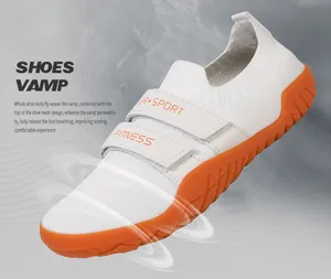 Vue détaillée en gros plan du dessus en maille respirante blanche de la chaussure.
