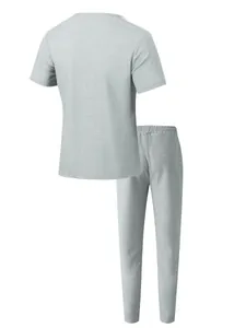 Vue arrière d'un ensemble décontracté pour hommes en maille gaufrée grise avec t-shirt.