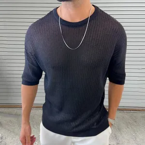 Primer plano de la camiseta de punto calado negro para hombre con textura de malla