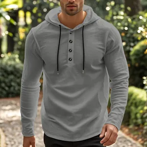 Detailansicht der grauen dünnen Leinen-Kapuzenpullover für Herren mit Knopf am Ausschnitt