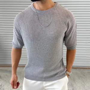 Vista detallada de la textura de punto calado gris de una camiseta casual de hombre