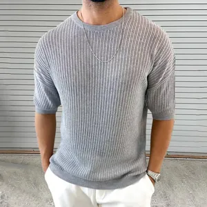 Vista detallada de una camiseta de punto calado de manga corta gris para hombre