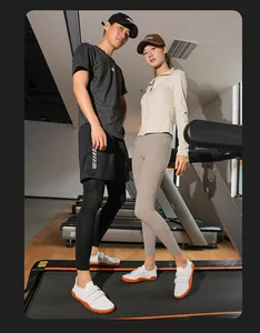 Couple portant des chaussures de fitness blanches antidérapantes pour le sport