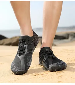 Detailansicht der schnelltrocknenden schwarzen Zehenschuhe, die am Sandstrand getragen werden