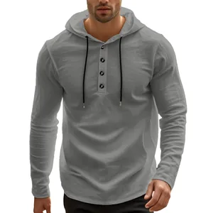 Detailansicht eines grauen Leinen-Langarm-Kapuzenshirts für Herren mit Knopfleiste
