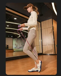Mannequin asiatique en salle de sport portant des chaussures de fitness crème de sport.