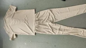 Vue à plat d'un ensemble décontracté en maille gaufrée avec t-shirt et pantalon long
