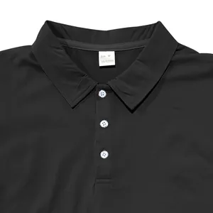 Detailopname van de kraag en knopenlijst van een zwart nauwsluitend poloshirt.