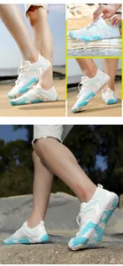 Detailansicht atmungsaktiver weiß-blauer Badeschuhe für Strand und Wassersport, schnelltrocknend.