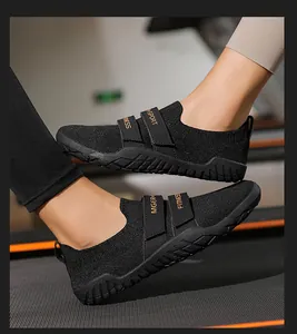 Gros plan sur des chaussures de fitness noires à double bride pour la musculation