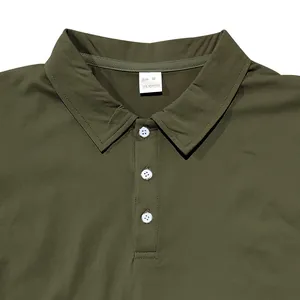 Gros plan du col et de la patte de boutonnage d'un polo pour homme vert olive.
