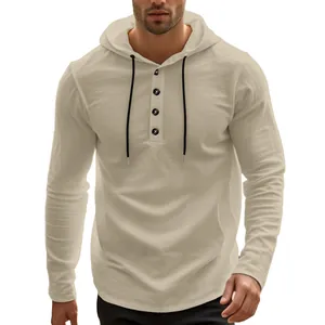 Nahaufnahme von beigefarbenem Herren-Leinen-Kapuzenshirt mit Knopfleiste und Kordelzug