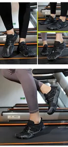 Detailansicht der schwarzen schnelltrocknenden Barfußschuhe für Fitnessstudio und Laufband
