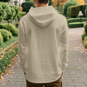Rückansicht eines lockeren beigen Leinen-Hoodies für Herren in einem schönen Park