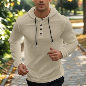 Detailansicht eines beigen, leichten Herren-Kapuzenshirts aus feinem Leinenstoff.