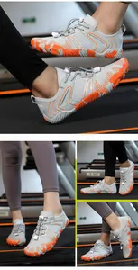Grau-orange schnelltrocknende Wasserschuhe für Strand und Schwimmen, atmungsaktiv.