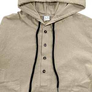 Detailansicht eines beigen Herren Langarm Baumwoll-Henley-Kapuzenshirts mit Knöpfen