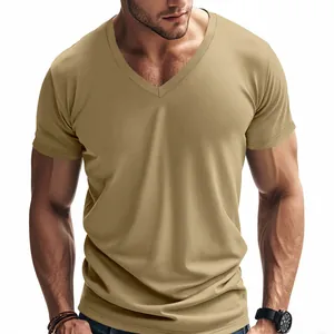 Primo piano di una t-shirt da uomo slim fit con scollo a V in colore kaki