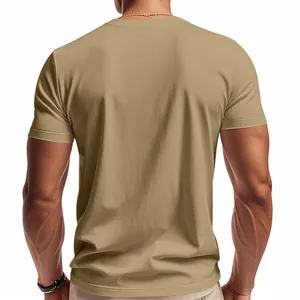 Vista posteriore di una t-shirt kaki slim fit a maniche corte che mostra i muscoli