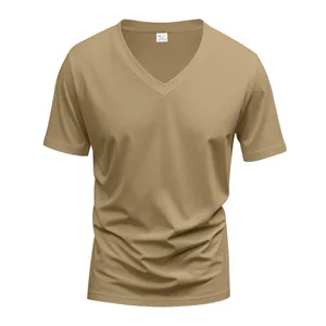 Vista dettagliata di una maglietta da uomo kaki scollo a V slim fit con tessuto morbido