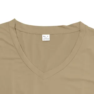 Vista dettagliata dello scollo a V e dell'etichetta della taglia su t-shirt in kaki