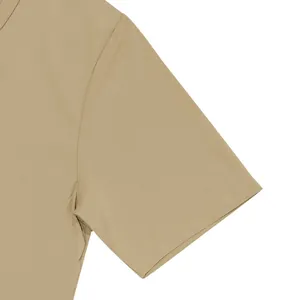 Dettaglio della manica con doppia cucitura di una t-shirt kaki slim da uomo