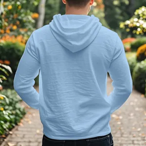 Rückansicht eines hellblauen dünnen Herren-Leinen-Kapuzenpullovers in einem Garten