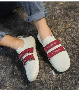 Vue détaillée de chaussures de fitness légères sans lacets avec brides rouges sport.